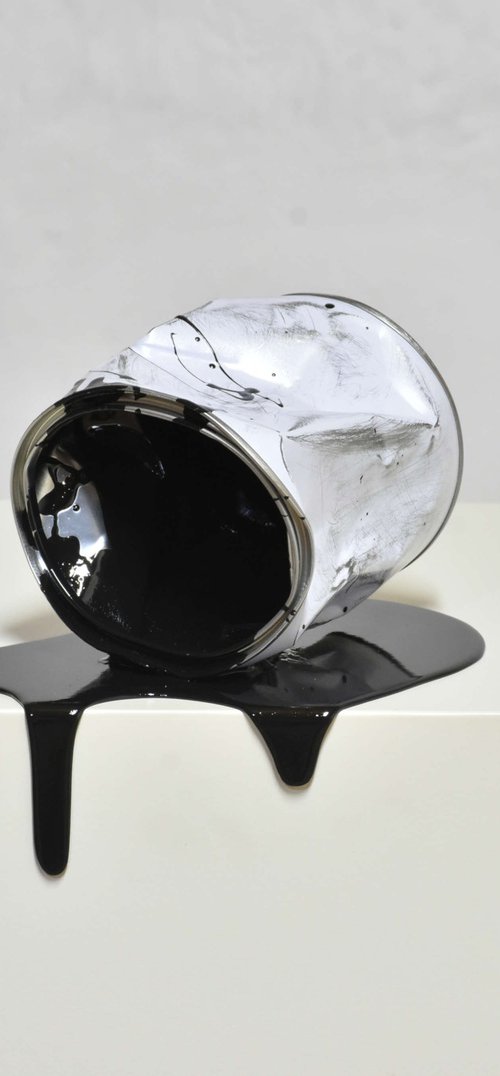 Le vieux pot de peinture noir by Yannick Bouillault