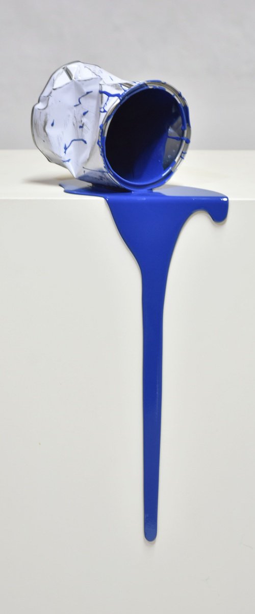 Le vieux pot de peinture bleu by Yannick Bouillault